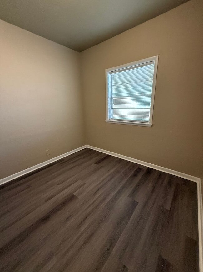 Building Photo - CUTE 3 BDRM 1 bath HOME with garage