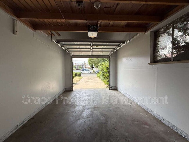 Building Photo - 1300 Quari St