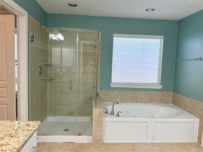 Building Photo - 3410 Skyline Village Dr