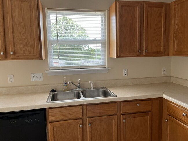 Building Photo - 727 W 5th St