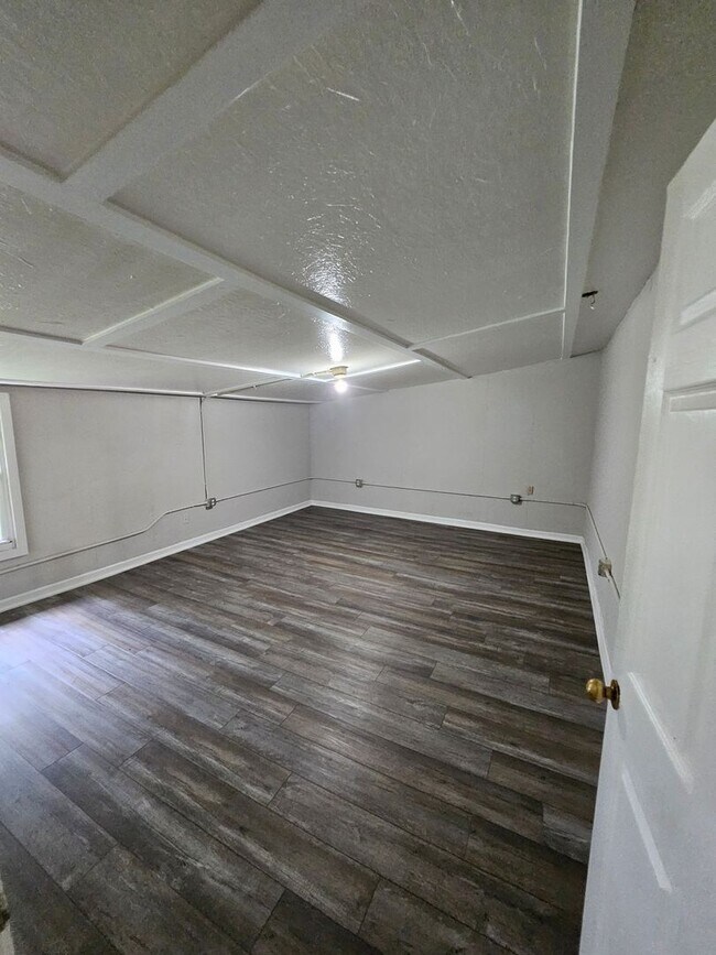 Building Photo - Large 2 bedroom house