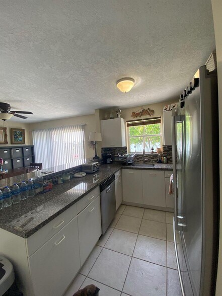 Building Photo - 6723 Bayfront Dr