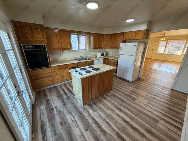 Building Photo - Beautiful- 3 Bedroom 1 bathroom Freshly Painted!