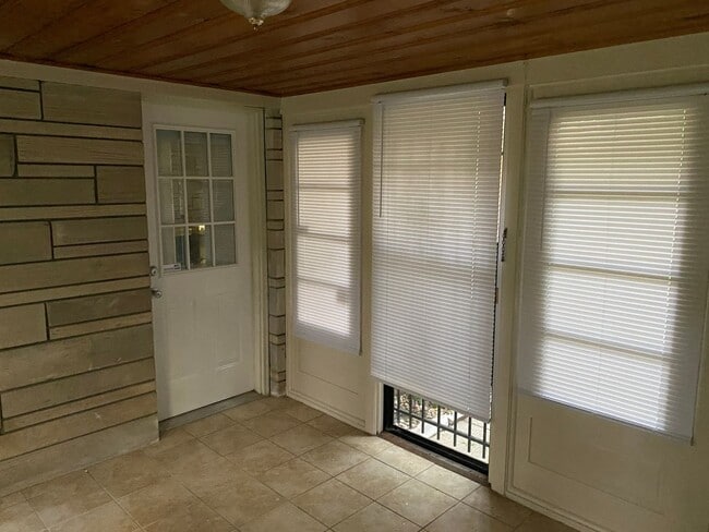 Building Photo - Gorgeous and furnished 2  bed/1 bath mid-century ranch $1475!!