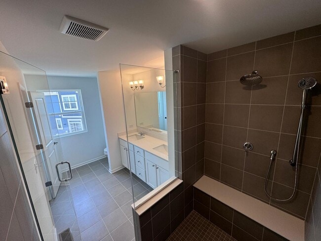 Building Photo - 1526 Albany St