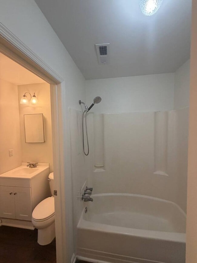 Building Photo - 105 Drake Ct