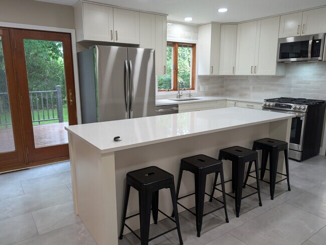 Building Photo - Spacious 4 bedroom 3 bathroom family home in Neenah