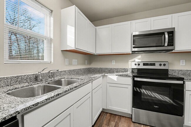 Building Photo - Beautiful 3-bedroom, 2.5-bath home in Greensboro