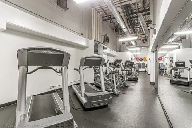 Building Photo - 1212 N La Salle Dr