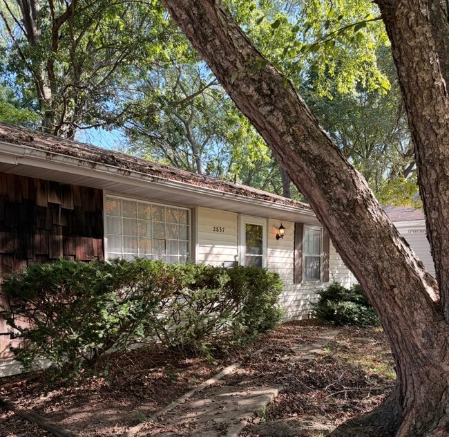 Building Photo - 2837 E Monroe Terrace