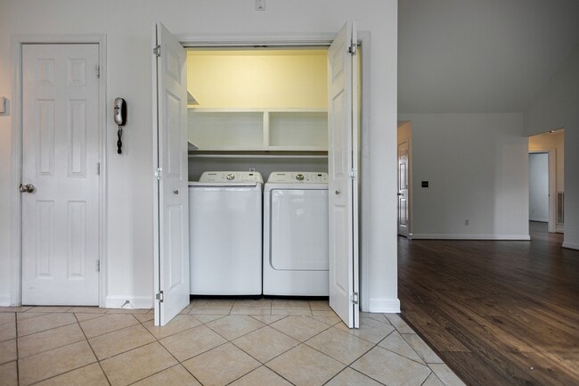 Building Photo - 1105 McDonough Cir