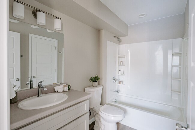 Building Photo - Gorgeous Townhome near Edgewater!