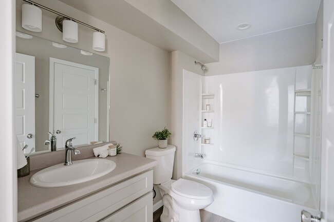 Building Photo - Stunning 2023 - Built Townhome near Edgewater