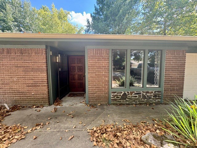 Building Photo - 205 E Henson Ave