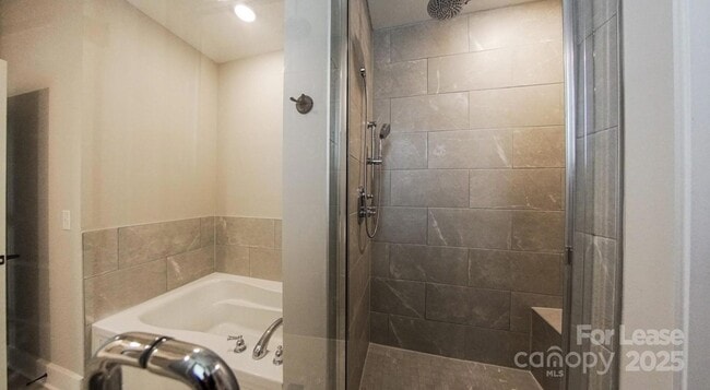 Building Photo - 17014 Fairmount Way