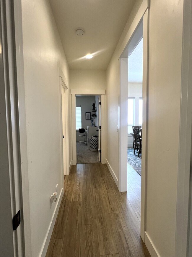 Building Photo - Gorgeous 3 bed 2 ba home in the perfect Me...