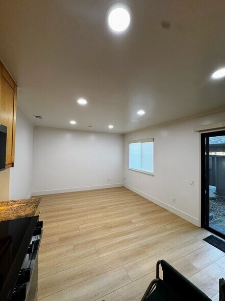 Building Photo - 4894 Rue Le Mans