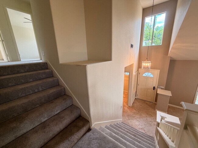 Building Photo - Beautiful 3 Bedroom, 2.5 Bathroom Newport ...