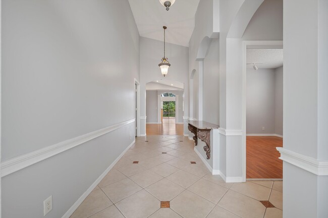 Building Photo - 9520 Lago Dr