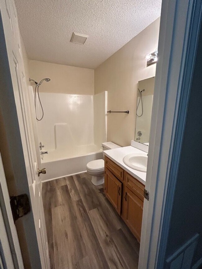 Building Photo - Mallwood- 2 Bedroom, 1.5 Bath Townhouse-$2...