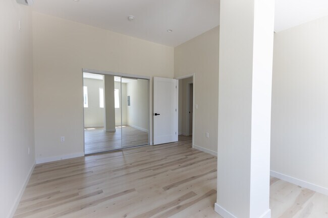 Building Photo - 400-402 Western Ave unit # F