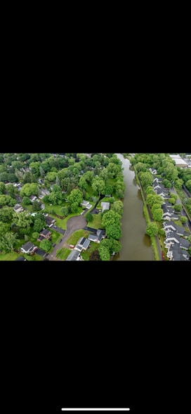 House on canal - 29-31 Packet Boat Dr