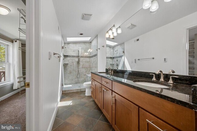 Building Photo - 447 Dupont St