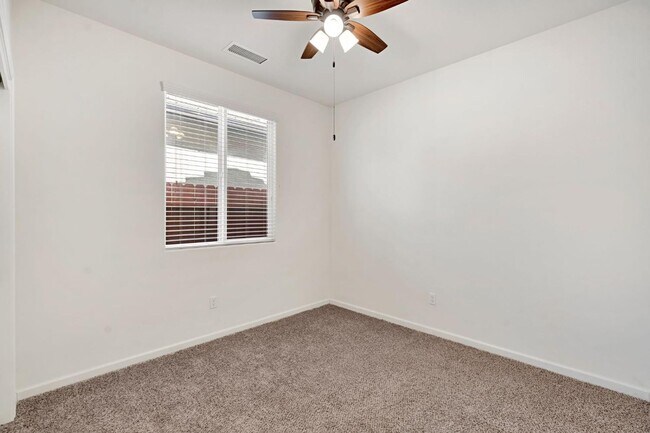 Building Photo - MOVE IN READY!! 3 BEDROOM 2 BATH HOME