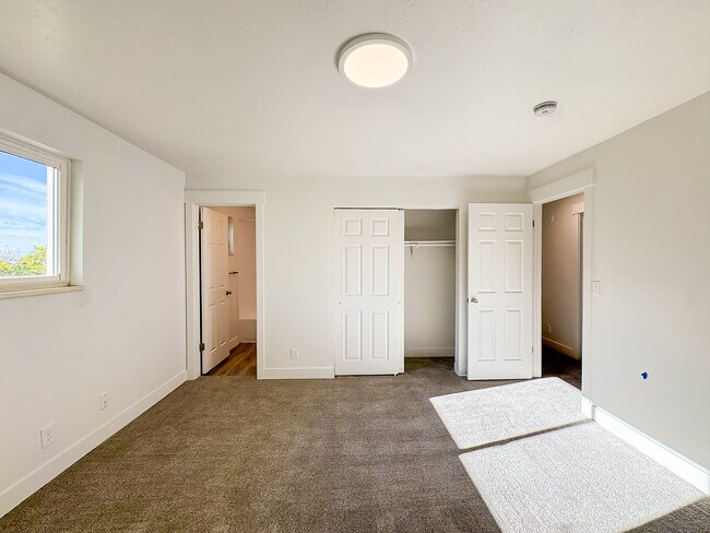 Building Photo - 1340 E Navajo Dr