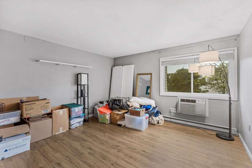 Building Photo - 22 Radio Pl