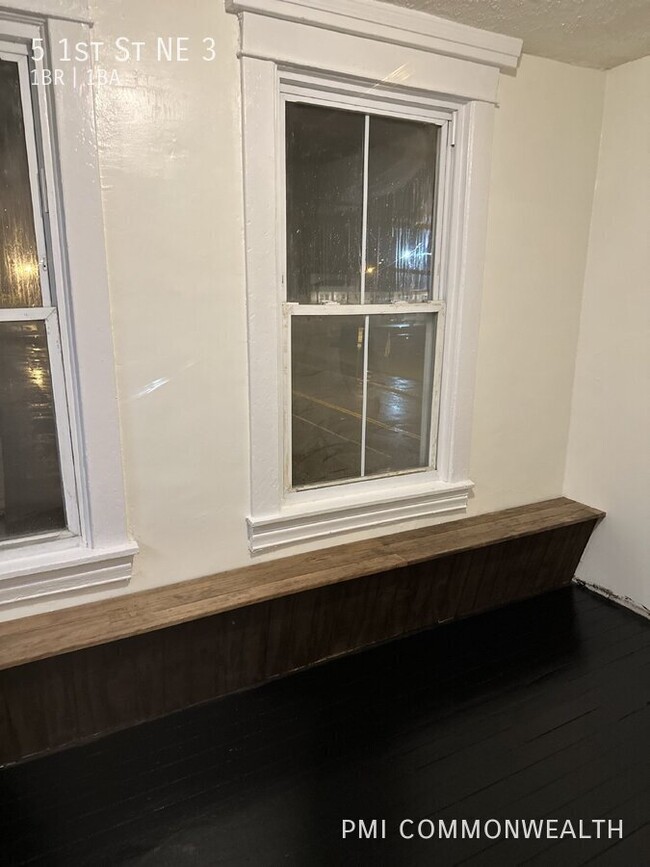 Building Photo - 1 Bed / 1 Bath Apartment (Available 4/10/25)