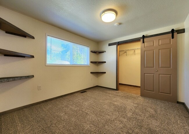 Building Photo - 10914 Willow Rd