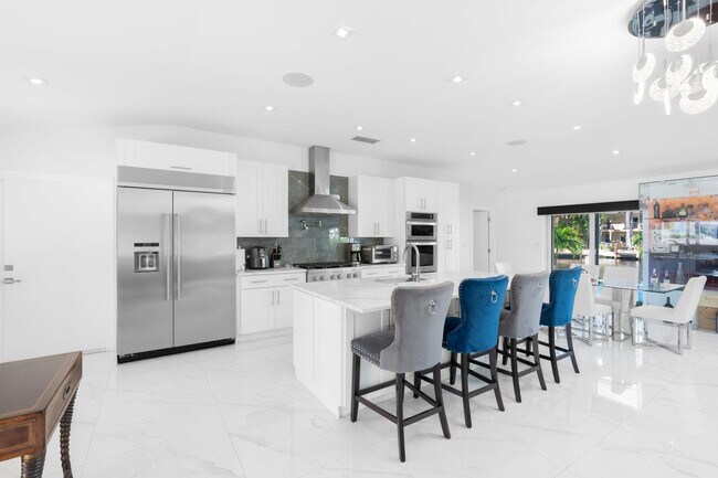 Building Photo - 2813 NE 29th St