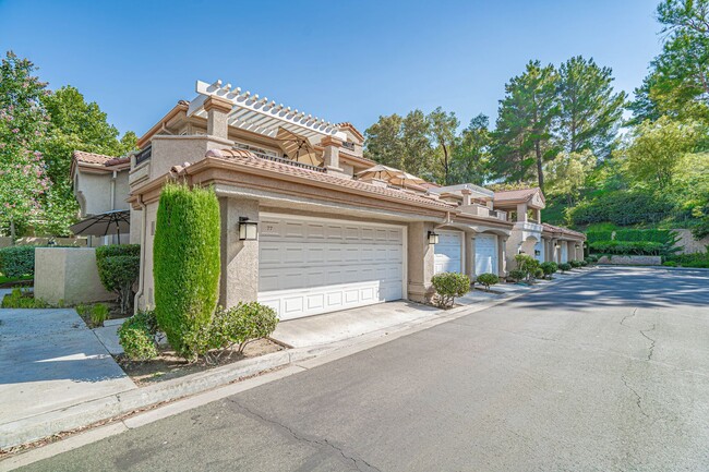 Building Photo - COMING SOON! 1 Bedroom Condo for Rent in V...