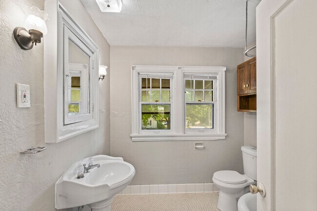 Building Photo - Charming 3-Bed Home Near UMKC with Hardwoo...