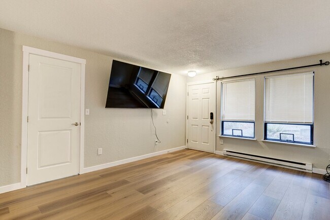 Building Photo - 2 Bedroom Ground Floor Condo