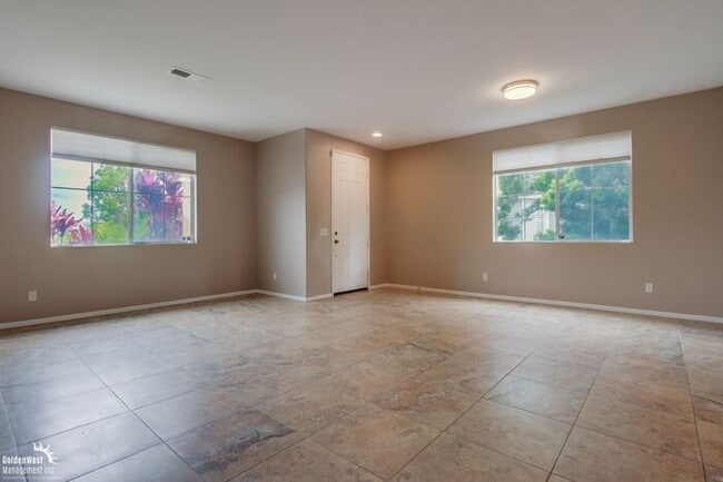 Building Photo - Beautifully 5Bdm 3.5Ba Home in Prime Location