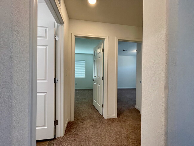 Building Photo - BEAUTIFUL 5 BED 3.5 BATH 3 FLOORS 2 CAR GARAGE SINGLE FAMILY HOME W/ LARGE LOFT & BACKYARD FOR RENT!