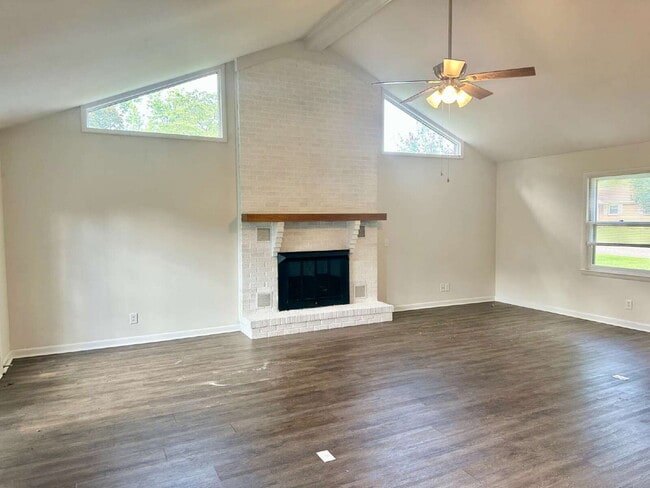 Building Photo - 3BD 1.5 BA HOUSE with Bonus Room  AVAILABL...
