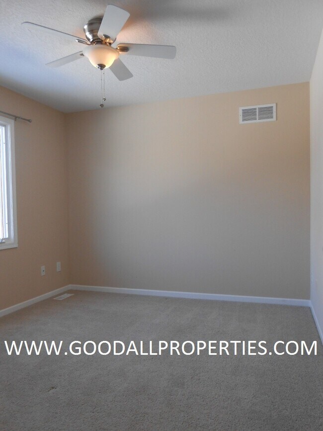 Building Photo - Spacious 4 Bedroom Home in Urbandale