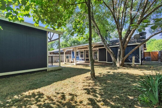 Building Photo - 5000 Fontenay Dr