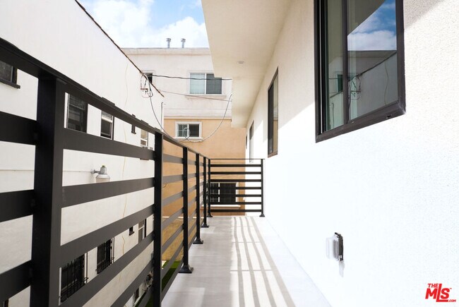 Building Photo - 1515 S Hayworth Ave