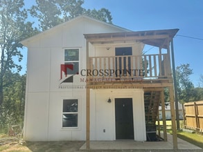 Building Photo - AVAILABLE! Stylish 1-bedroom, 1-bath town home!