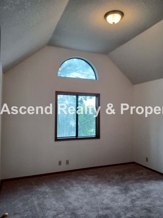 Building Photo - Ready Immediately Summer Lake 3 Bed on Corner Lot, Fenced Yard, Primary Bed on Main Level 1 Small...