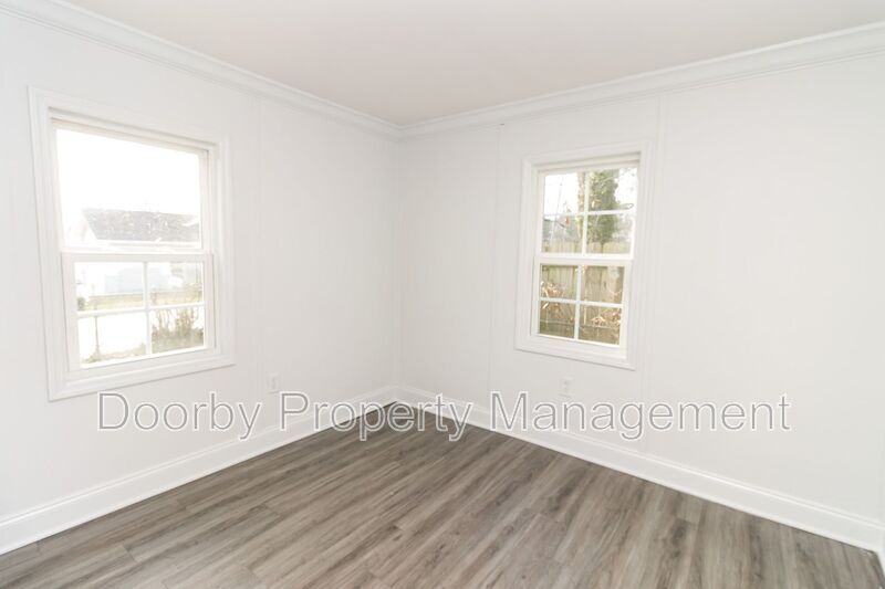 Building Photo - 921 East Ave