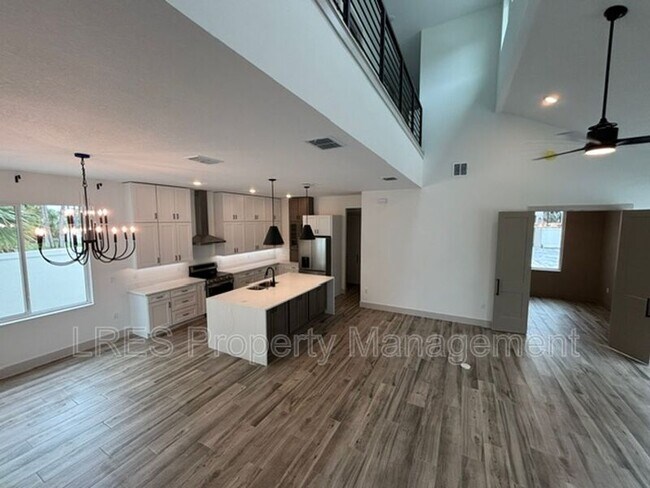 Building Photo - 722 Ellwood Ave