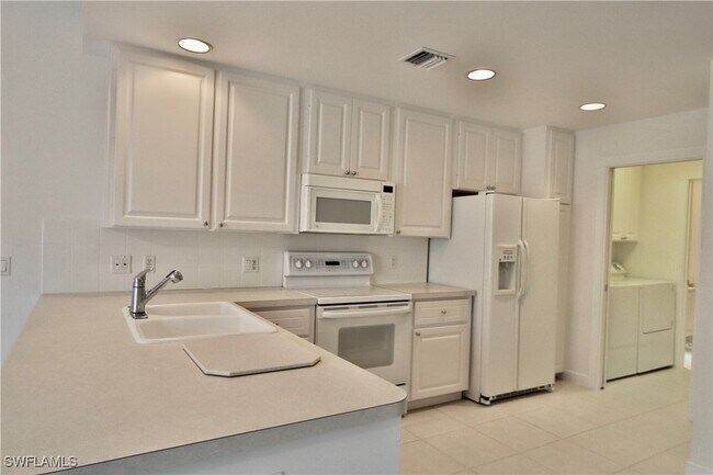 Building Photo - 6182 Towncenter Cir