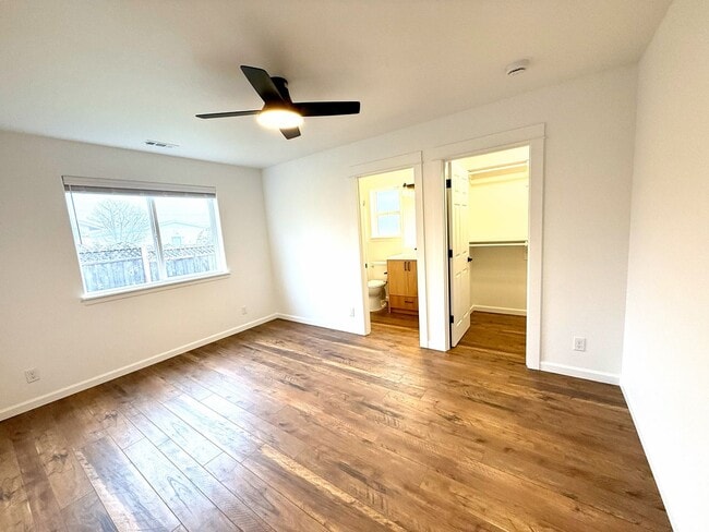 Building Photo - Brand new 3 bedroom 2 bath Sutherlin duplex