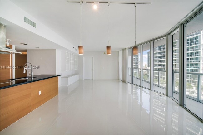 Building Photo - 495 Brickell Ave