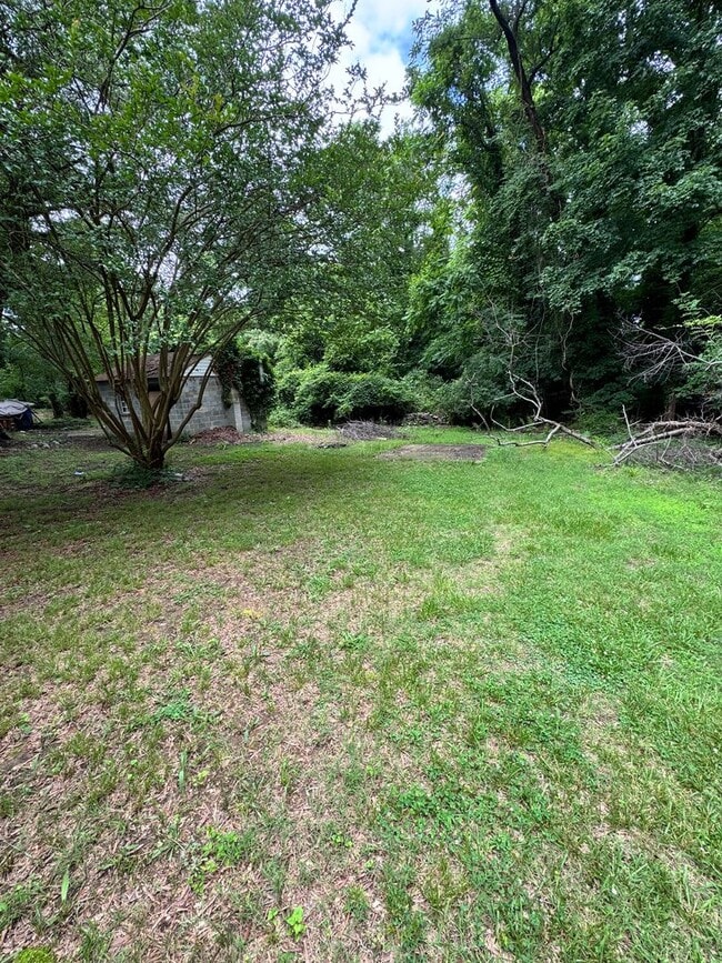 Building Photo - 3 bedroom house on quiet dead end! All ele...